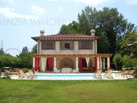 Villa in Affitto a Forte dei Marmi